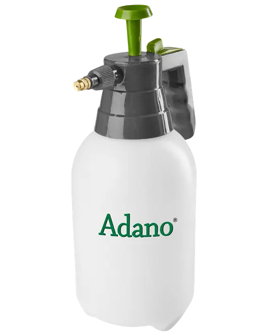 Vit handpumpad spruta i plast med grönt Adano-logo, svart handtag, grön pump och justerbart mässingsmunstycke. Passar för trädgård eller hushåll.