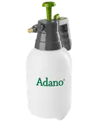 Vit handpumpad spruta i plast med grönt Adano-logo, svart handtag, grön pump och justerbart mässingsmunstycke. Passar för trädgård eller hushåll.