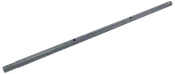 Lång, cylindrisk metallstång med slät grå yta och jämnt placerade hål längs hela längden, lämplig som stöd eller förlängning i olika användningsområden.