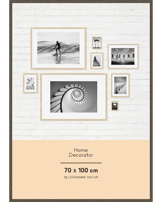 Sæt af billedrammer i naturtræ, forskellige størrelser, vist på væg med sort-hvide fotos. Hovedramme måler 70 x 100 cm. Perfekt til boligindretning.