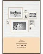 Sæt af billedrammer i naturtræ, forskellige størrelser, vist på væg med sort-hvide fotos. Hovedramme måler 70 x 100 cm. Perfekt til boligindretning.