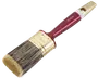 Flad malerpensel med naturbørster, guldfarvet metalbeslag og ergonomisk rød håndtag. Velegnet til maling og lakering. Håndtaget har hul til ophæng.