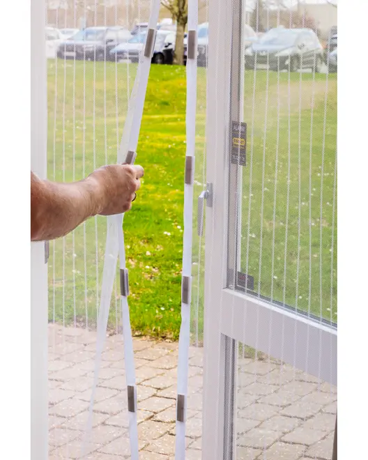 Magnetisk netdør med hvid kant, let åbnes med hånden. Holder insekter ude og lader frisk luft ind. Velegnet til terrasse- eller altandøre.