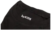 Närbild på svart barn-T-shirt med synliga sömmar och vitt "byKIDS"-tryck i nacken. Mjukt bomullstyg, rund halsringning.