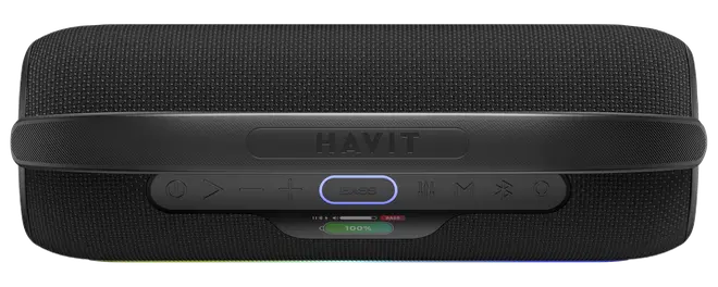 Sort HAVIT bærbar Bluetooth-højttaler med tekstureret stof, kontrolknapper foran, LED-indikator og synligt batteriniveau. Kompakt, moderne design til trådløs lydafspilning.