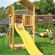 Udendørs legetårn i træ med gul rutsjebane, klatrestige, sandkasse under og overdækket platform. Har sikkerhedshåndtag og er velegnet til børns leg i haven.