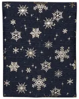 Mörkblått tyg med vita broderade snöflingor och små stjärnor, perfekt för julpyssel, dekorationer eller säsongsbetonade kläder.