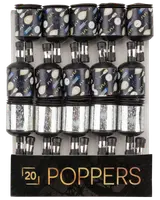 Förpackning med 20 party poppers i svart, silver och guld med ballonger, klockor och serpentiner. Varje popper har ett snöre för enkel användning.