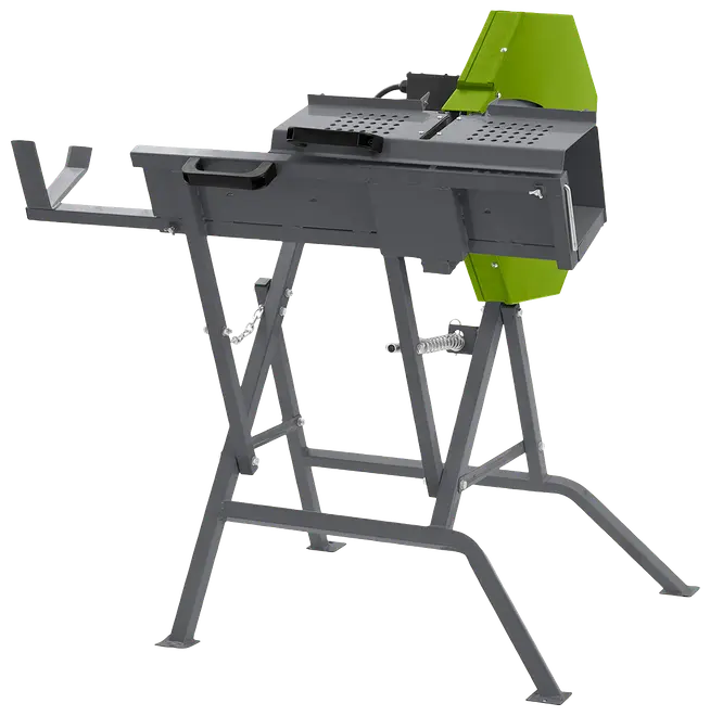 Elektrisk brændesav med robust metalstel, beskyttende grønt klingeafdækning og justerbar træholder. Ideel til sikker og effektiv opskæring af brænde til hjemmet eller professionelt brug.