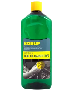 Grøn plastflaske med gul låg, mærket 'Borup Udendørs Olie til Hårdt Træ'. Anvendes til vedligeholdelse og pleje af udendørs hårdttræ. Effektiv olieblanding til beskyttelse.