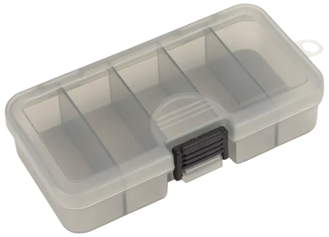 Transparent plastopbevaringsboks med fem rum og sort lås, ideel til organisering af småting som perler, skruer eller fiskegrej. Kompakt og holdbar til nem transport.