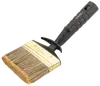 Flad pensel med 70 mm brede børster, guldfarvet metalbånd og sort ergonomisk plastgreb med riller og ophængshul. Velegnet til maling af store flader.