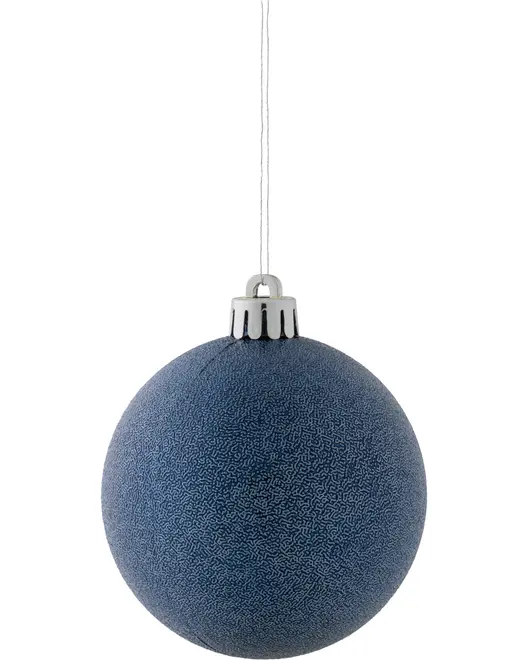 Rundt, blåt juleornament med diskret tekstur, sølvfarvet top og ophængssnor. Elegant og enkelt design til juletræspynt eller dekoration.