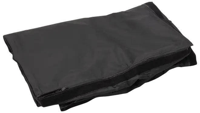 Sort rektangulær stofbetræk med lynlås og velcrolukning, designet til beskyttelse. Kan foldes fladt for opbevaring. Holdbart materiale til udendørs eller indendørs udstyrsbeskyttelse.