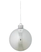 Blank silverfärgad julgranskula med slät, reflekterande yta, metallfäste och upphängningssnöre. Klassisk rund dekoration, cirka 8 centimeter i diameter.