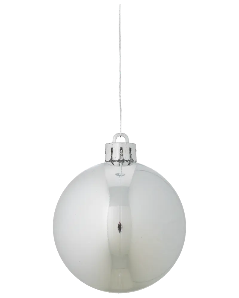 Blank silverfärgad julgranskula med slät, reflekterande yta, metallfäste och upphängningssnöre. Klassisk rund dekoration, cirka 8 centimeter i diameter.