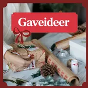 Julegavepapir med rødt snefnugmønster, sejlgarn, mærker, bånd og indpakket gaveæske.