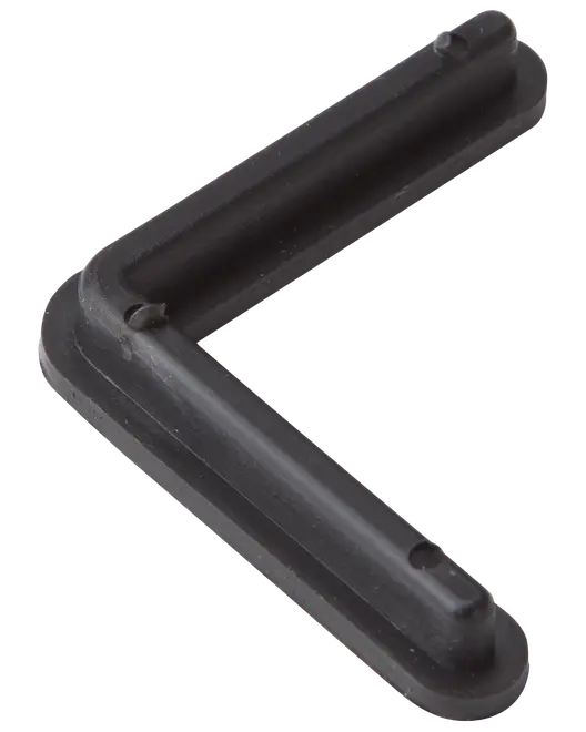 Svart L-formad hörnbeslag i plast med två skruvhål, avsedd för att sammanfoga eller förstärka rätvinkliga hörn i möbler, hyllor eller byggprojekt. Lätt och hållbar.