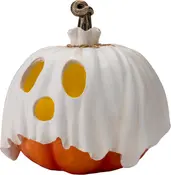 Dekorativ græskar med hvidt spøgelseslagen, tre gule udskårne huller som øjne og mund. Orange græskar synligt forneden. Halloween-pynt.