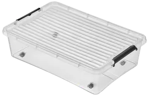 Gennemsigtig rektangulær plastboks med rillet låg og to sorte håndtag på modsatte sider. Boksen er stabelbar og velegnet til opbevaring af forskellige genstande.