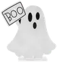 Vit spökformad Halloween-dekoration med svarta ovala ögon och mun, håller en skylt med texten "BOO". Tillverkad av lätt material, står upprätt.