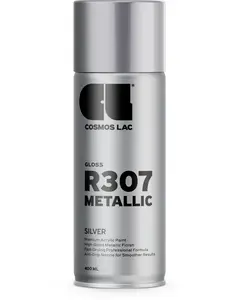 Sølv metallic spraymaling, 400 ml, mærket Cosmos Lac R307. Højglans finish, hurtigtørrende akrylformel og anti-dryp dyse for jævne, professionelle resultater.