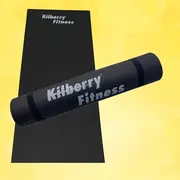 Sort Kiliberry Fitness yogamåtte med matchende tekstureret foam roller, begge med logo til gulvtræning og strækøvelser.
