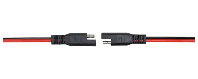 Sort adapterkabel med røde og sorte ledninger, støbte stik i begge ender og synlige metalterminaler.