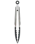 Køkkentang i rustfrit stål med sorte silikonespidser og låsemekanisme, ideel til at gribe og servere varme fødevarer sikkert og komfortabelt.