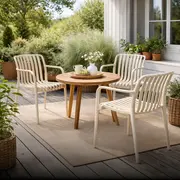 Stabelstole i henholdsvis grøn, orange og sandfarvet omkring et træbord på træterrasse