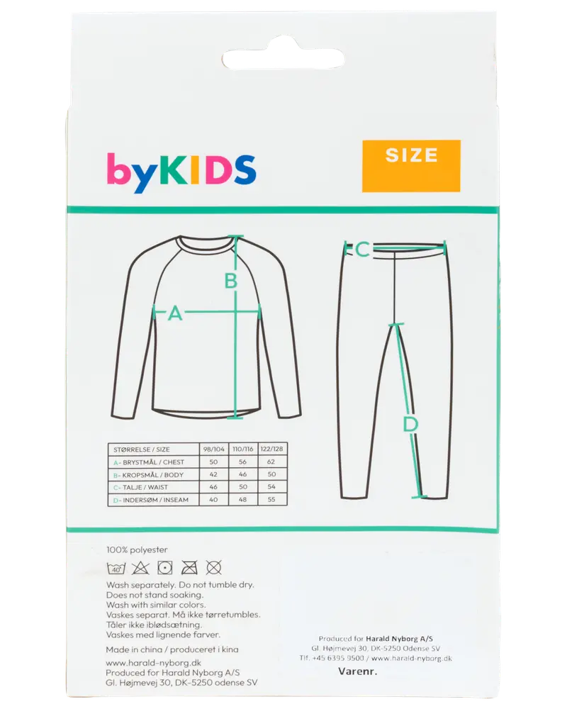 Storlekstabell för barnkläder från byKIDS med måttguide för bröst, kropp, midja och innerbenslängd. Innehåller tvättråd och materialinformation. Passar olika barnstorlekar.