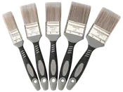 Sæt med fem malerpensler med sorte og grå ergonomiske håndtag, syntetiske børster og forskellige bredder. Velegnet til maling, lakering eller bejdsning. Holdbare metalbånd.