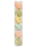 Sæt med seks dekorative påskeæg i pastelfarver med bånd, prikker og striber, pakket i et klart plastikrør. Perfekt til ophæng eller bordpynt.