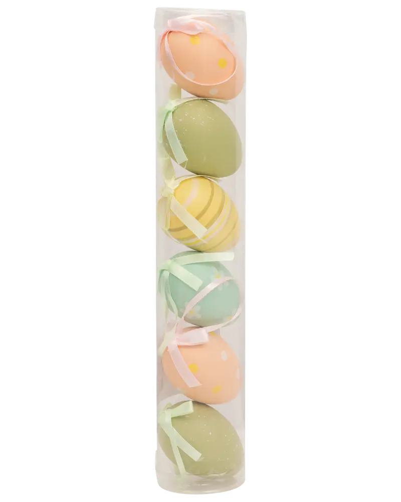 Sæt med seks dekorative påskeæg i pastelfarver med bånd, prikker og striber, pakket i et klart plastikrør. Perfekt til ophæng eller bordpynt.