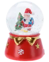 Jul-snöglob med jultomte och gran inuti, röd bas dekorerad med gyllene rosett, stjärnor och vit snöflinga. Glitter och snö virvlar runt vid skakning.