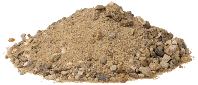 En bun groft sand blandet med små grussten, beige og grå i farven, velegnet til byggeri, haveanlæg eller blanding med cement til byggeprojekter.
