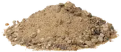 En bun groft sand blandet med små grussten, beige og grå i farven, velegnet til byggeri, haveanlæg eller blanding med cement til byggeprojekter.