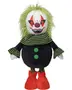 Halloween-klovneplysdyr med grønt strittende hår, hvidt ansigt, stribet krave og manchetter, sort dragt, grønne knapper og store røde sko.