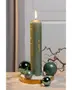 Grönt blockljus med guldfärgade adventssiffror och julmotiv, omgiven av gröna glaskulor på ett guldfat med konstsnö, perfekt för juldekoration.