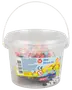Plastikspand med 1000 farverige perler til DIY smykkefremstilling. Indeholder forskellige former og farver. Egnet til børn over 3 år. Sikker låg og bærehåndtag.