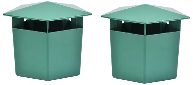 Sæt med to grønne metal skorstenhætter med firkantet bund og pyramideformet top, beskytter skorstenen mod regn og snavs.