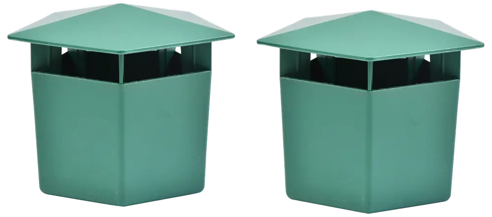 Sæt med to grønne metal skorstenhætter med firkantet bund og pyramideformet top, beskytter skorstenen mod regn og snavs.