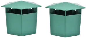 Sæt med to grønne metal skorstenhætter med firkantet bund og pyramideformet top, beskytter skorstenen mod regn og snavs.