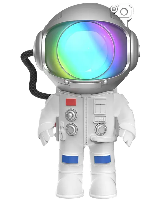 Astronautfigur med hvid dragt, farverigt reflekterende hjelmvisir, kontrolknapper på brystet og blå og røde detaljer på benene. Sort slange fastgjort til hjelmen.