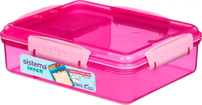 Rektangulær lyserød plastik madkasse med sikre snap-låse på siderne, gennemsigtigt låg og "sistema lunch" mærke. Velegnet til snacks eller sandwich, BPA-fri, tåler opvaskemaskine.