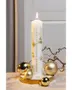 Vit blockljus med guldfärgade julgranar och stjärnor, numrerad 1-24 för advent. Dekorerad med guldkulor på ett guldfat med konstsnö.