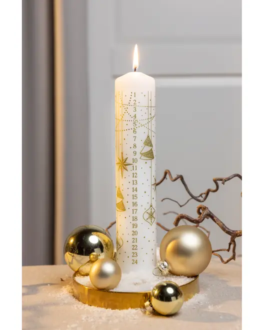 Vit blockljus med guldfärgade julgranar och stjärnor, numrerad 1-24 för advent. Dekorerad med guldkulor på ett guldfat med konstsnö.