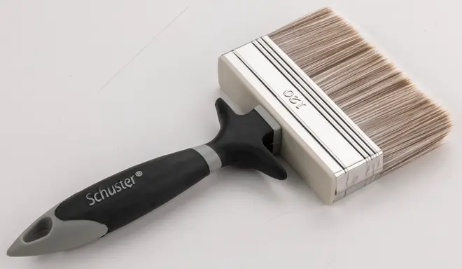 Bred pensel med syntetiske børster, ergonomisk sort og gråt håndtag med 'Schuster', metalbånd og 120 mm bredde. Perfekt til maling af store flader.