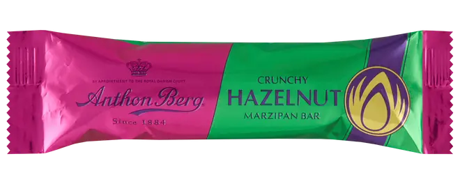 Pink og grøn Anthon Berg Crunchy Hazelnut Marzipan Bar emballage med hasselnøddeillustration og gulddetaljer.