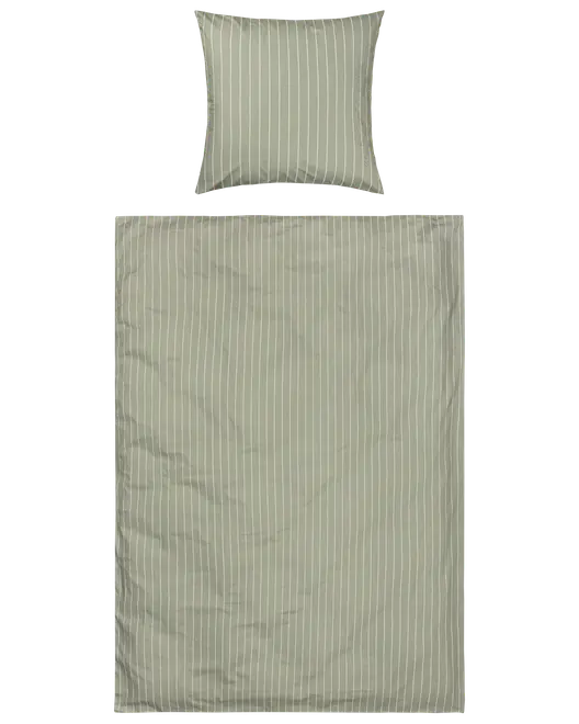 Enkelt bäddset med örngott och påslakan i ljusgrön färg med tunna vita vertikala ränder. Tillverkat av mjukt tyg, passar ett modernt, minimalistiskt sovrum.